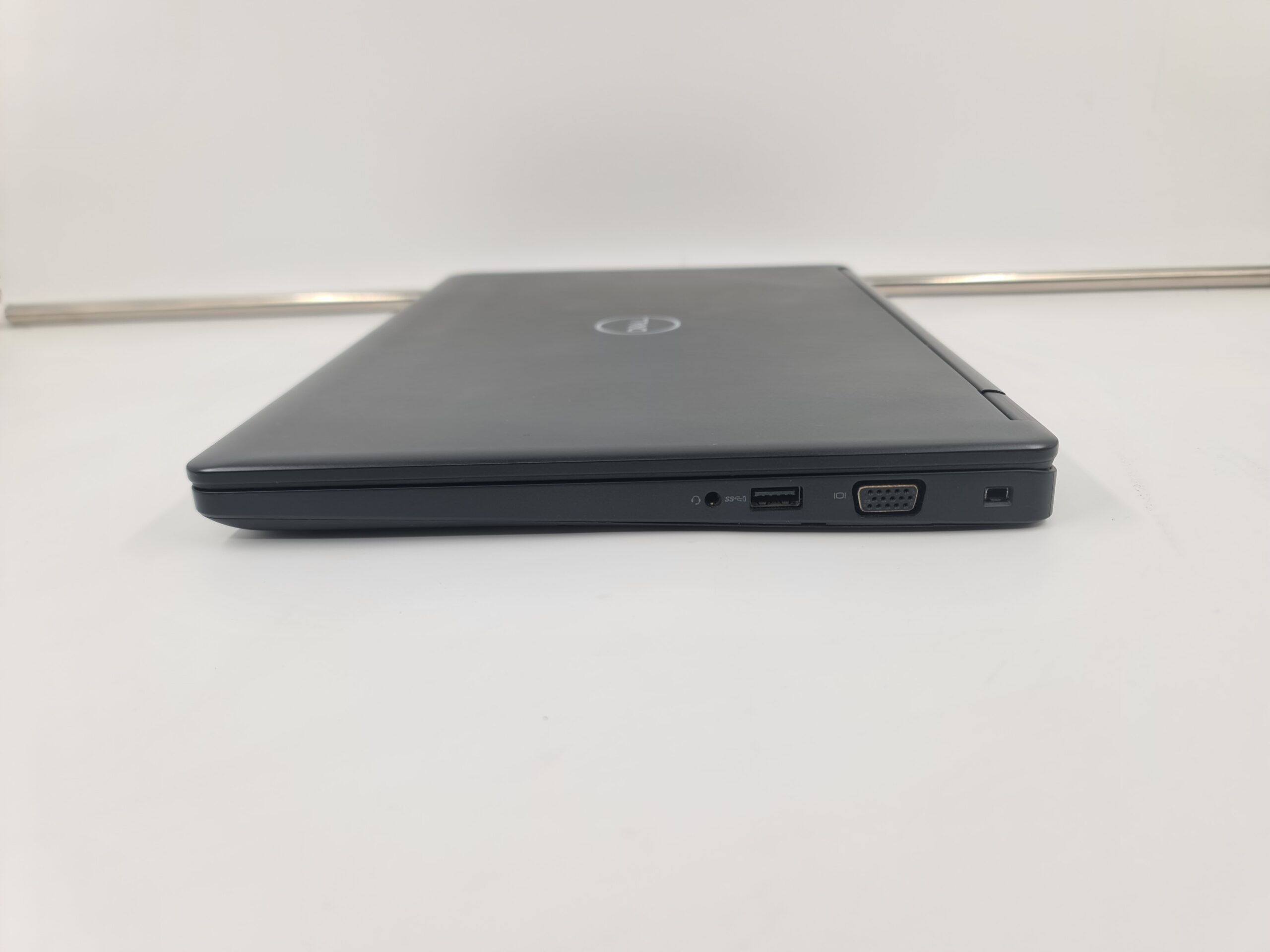 Dell 5490 /i7-8650u/16ddr4/512nvm/14FHD IPS/svetleca/8H - Slika 4