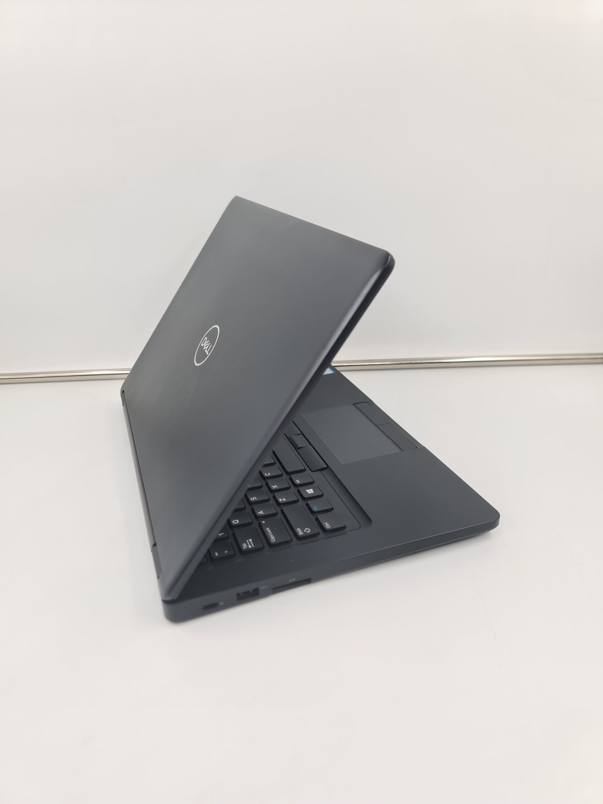 Dell 5490 /i7-8650u/16ddr4/512nvm/14FHD IPS/svetleca/8H - Slika 2