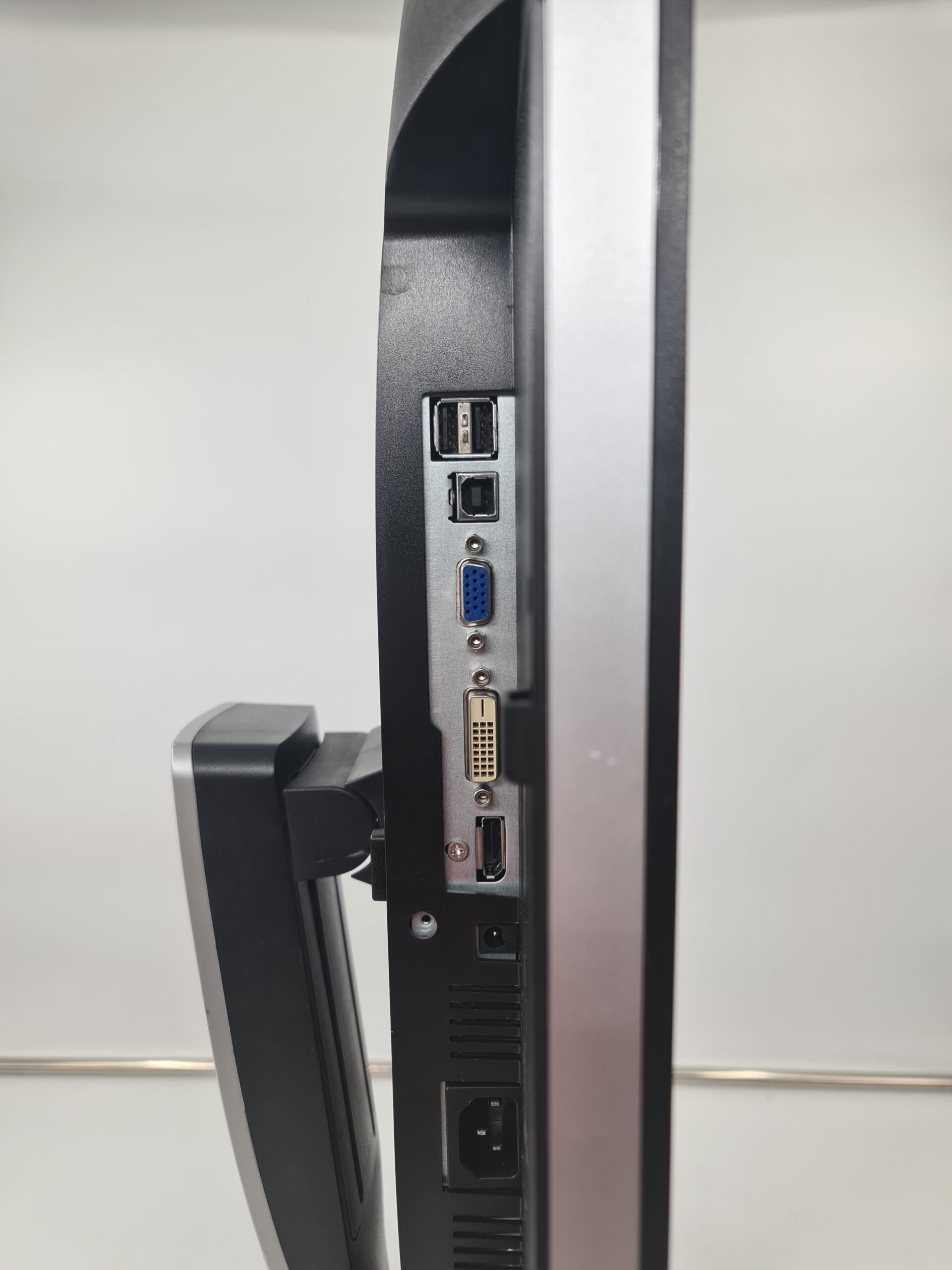 Dell U2412Mc Monitor 24inca FHD+ IPS 1920x1200 piksela - Slika 4