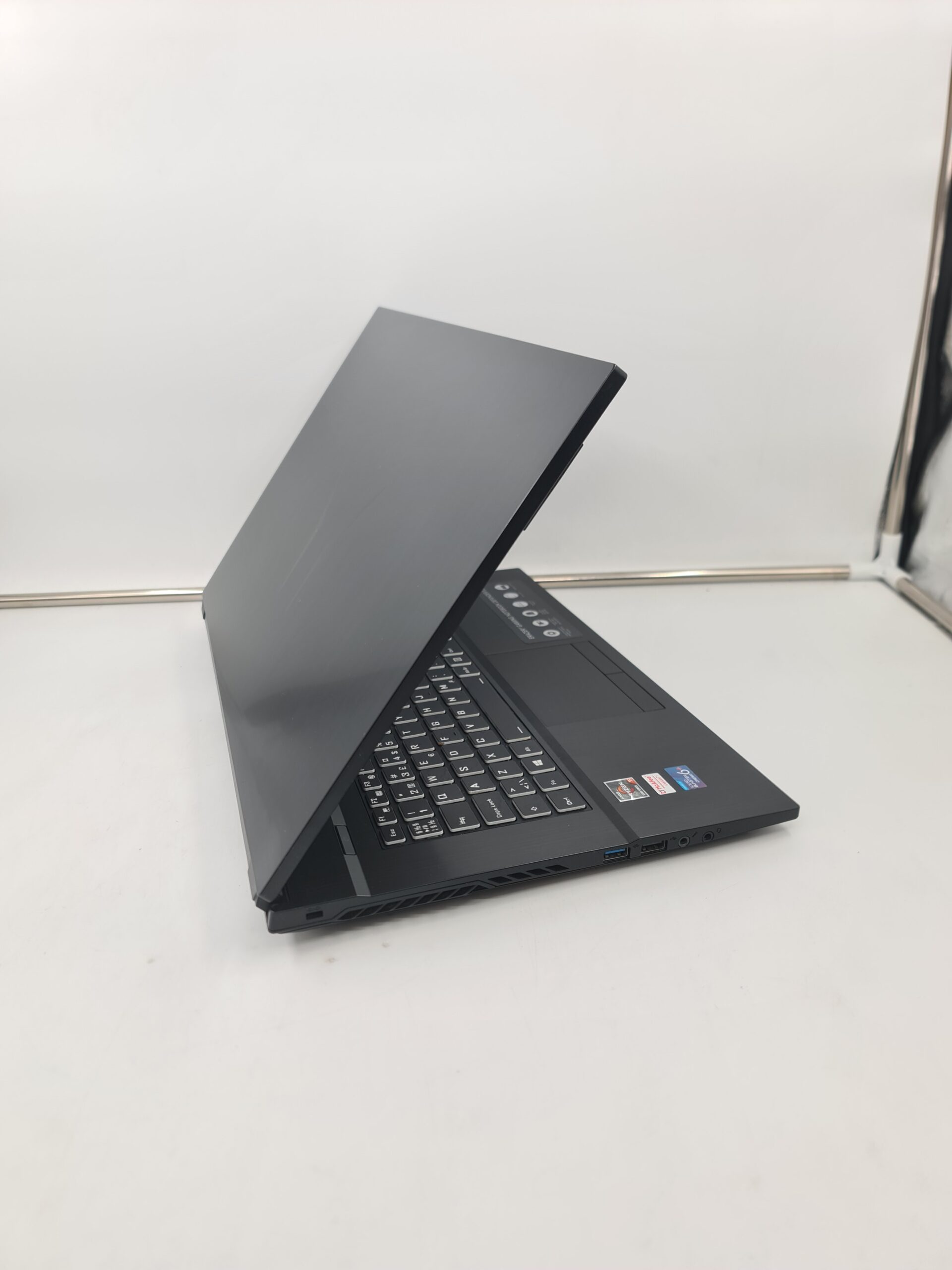 Medion Erazer E15 Ryzen 5 5600H/24gb/512+500/17.3/RTX 3050 - Slika 5
