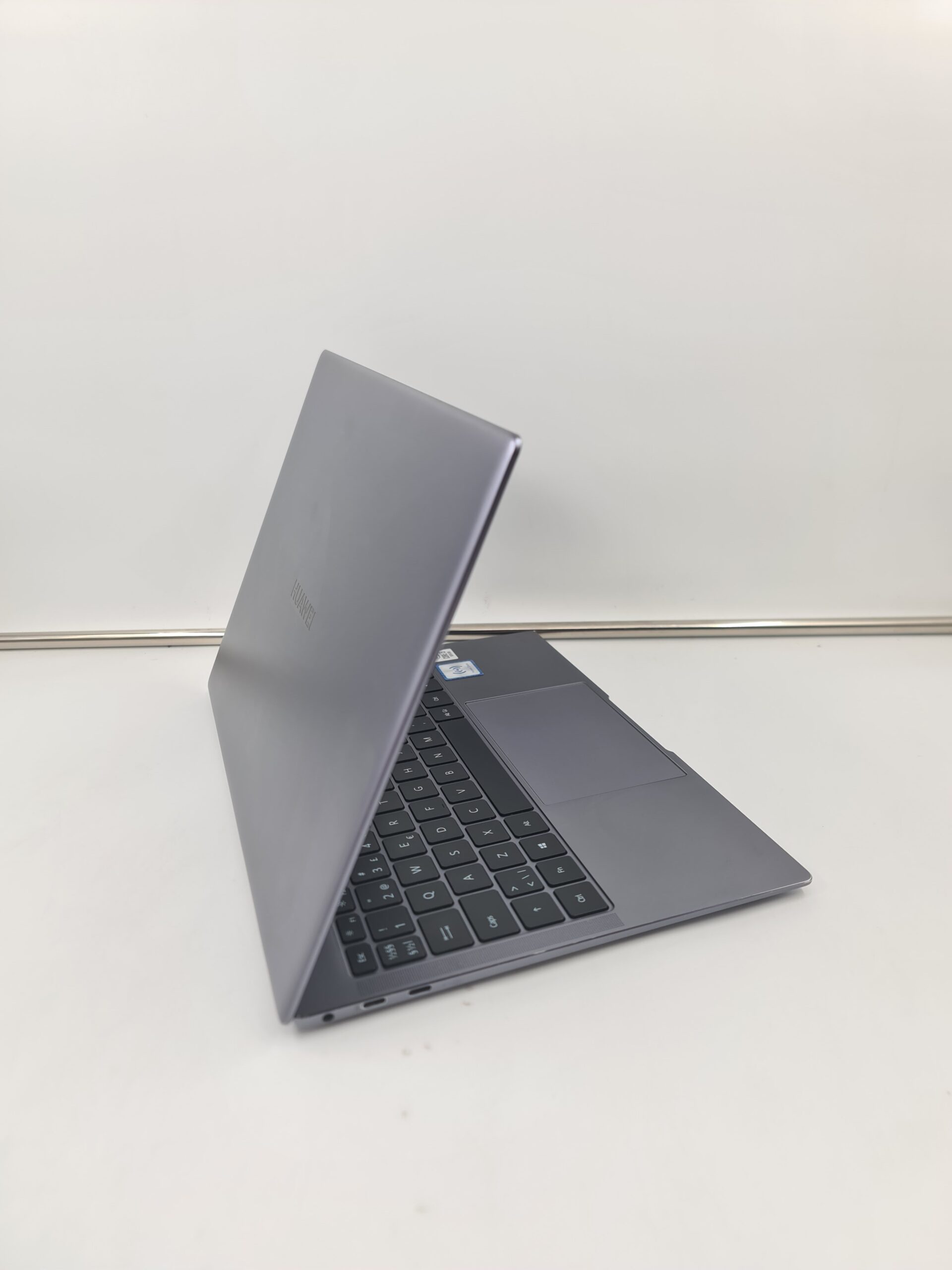 Huawei matebook X Pro/I5-10210/16gb/512gb/13.9 3K TOUC/MX250 - Slika 2