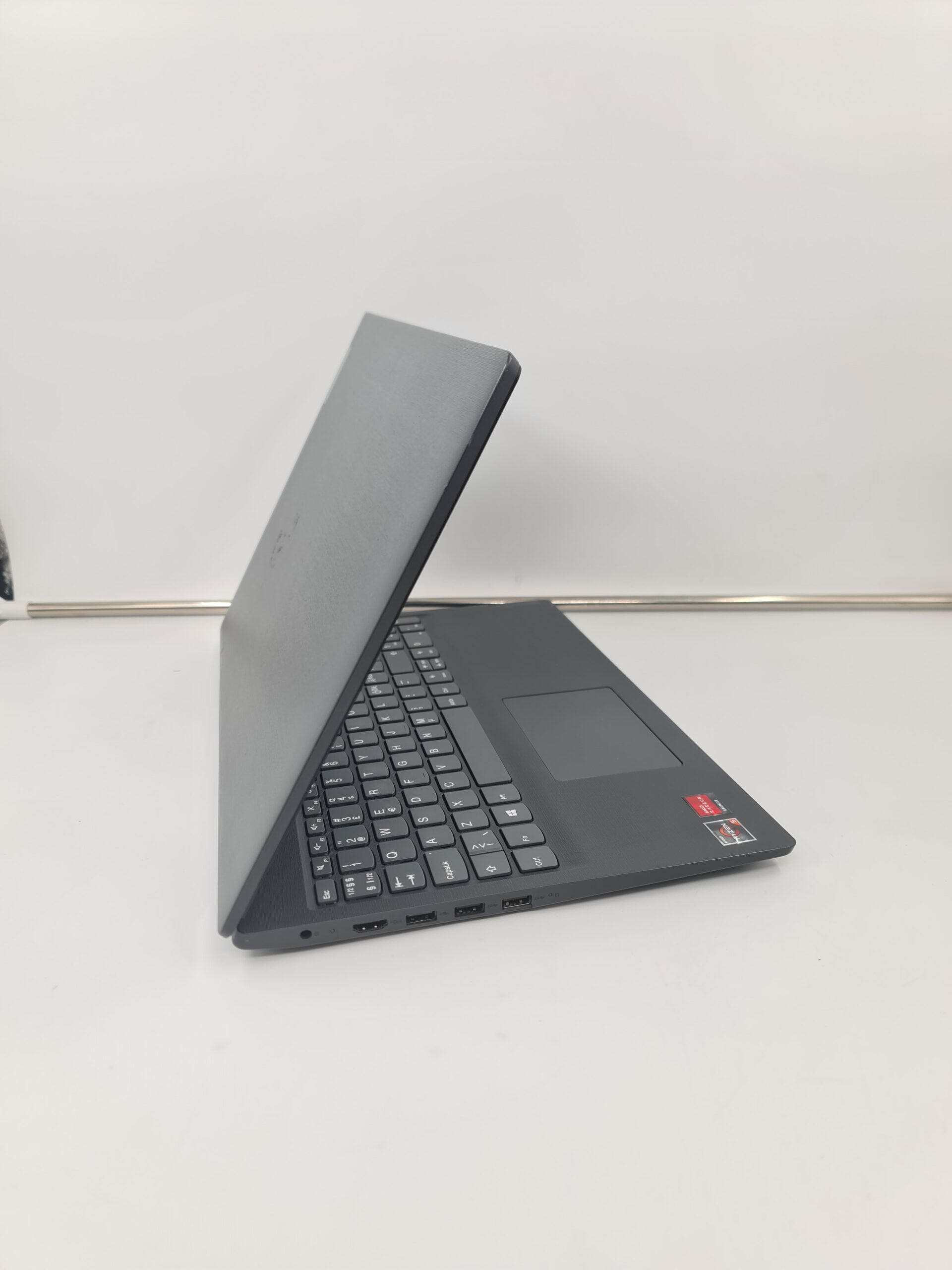 Lenovo V15-ADA/Ryzen 5 3500U/12gb/240ssd/15.6 FHD/Vega 8/6H - Slika 2