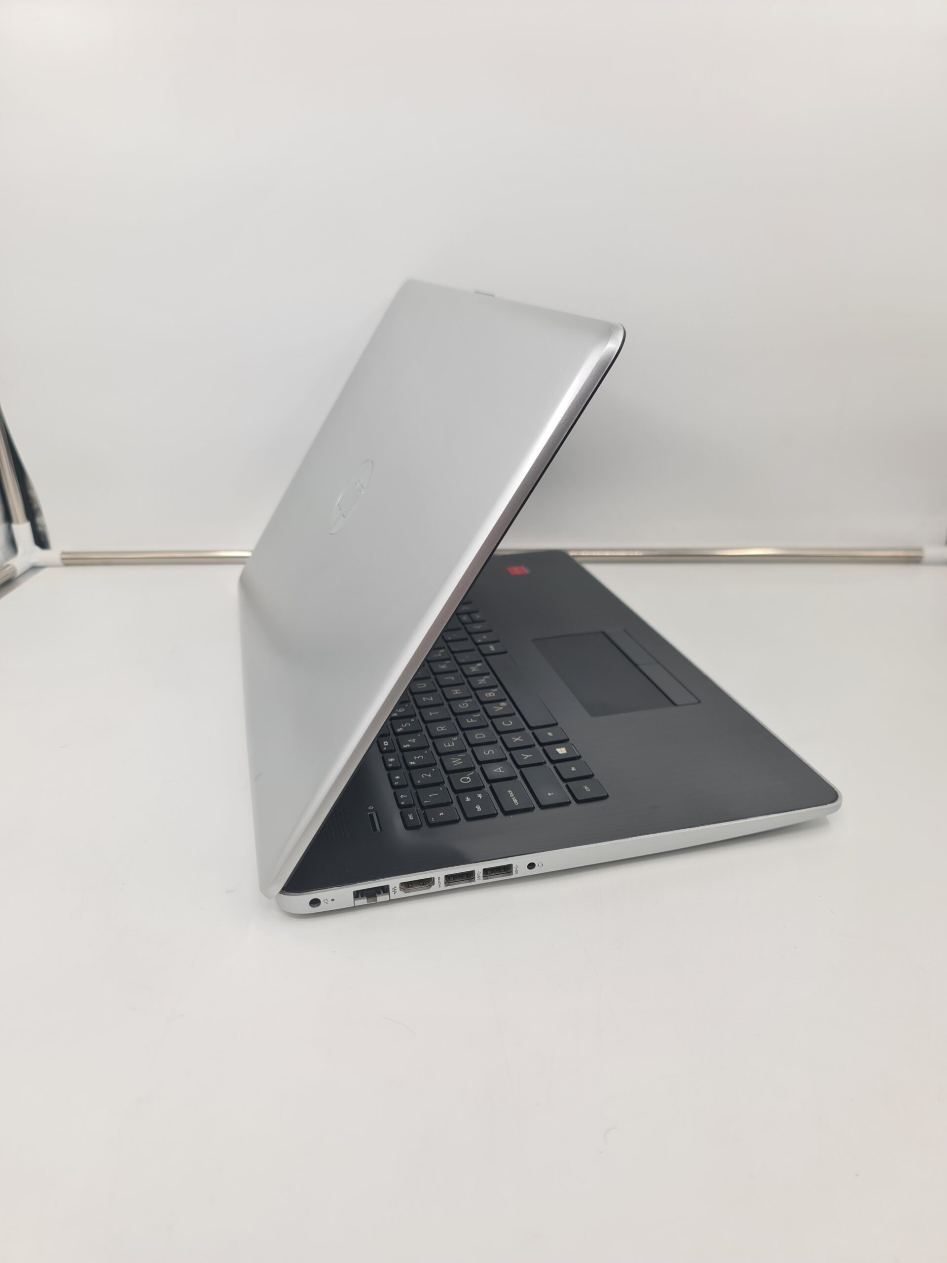 HP 17-BY1000NM i5-8265u/16gb/256ssd+1TB/17.3FHD/R5 M435 2gb - Slika 2