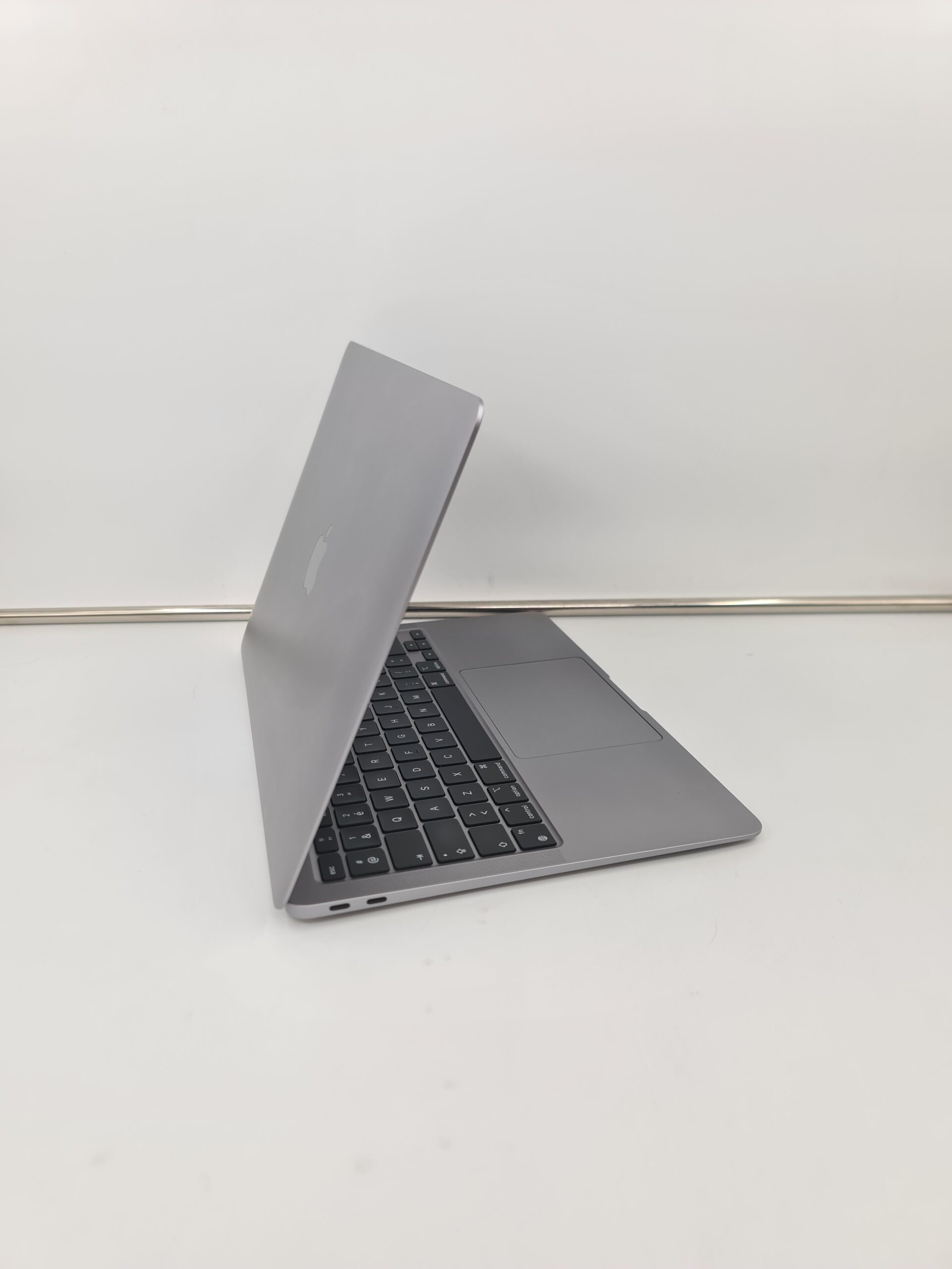 Macbook air 2020/M1/8gb/256ssd/13inc 2560x1600px/163ciklusa - Slika 2